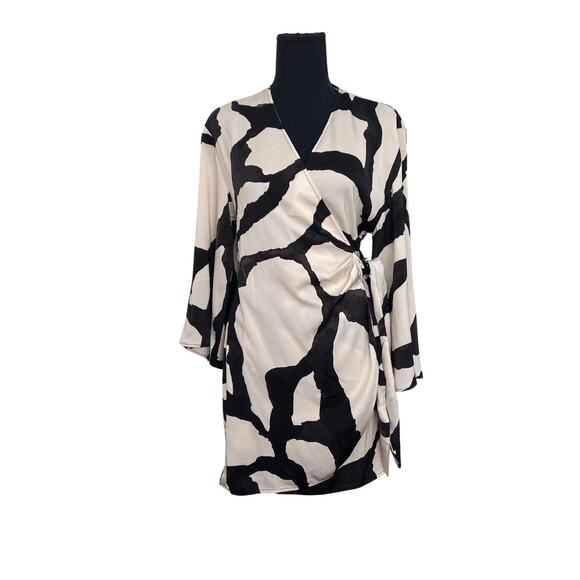 NWT H&M Kimono Sleeve Cream and Black Wrap Mini Dress - xs - Picture 1 of 7